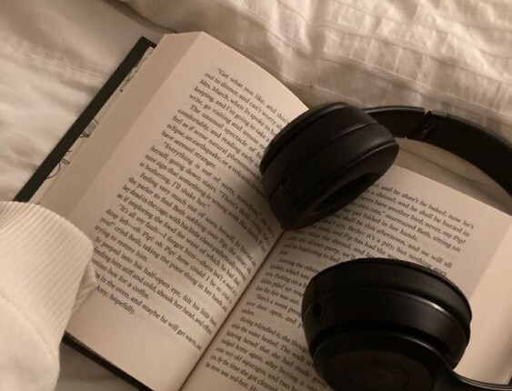 libro abierto con cascos